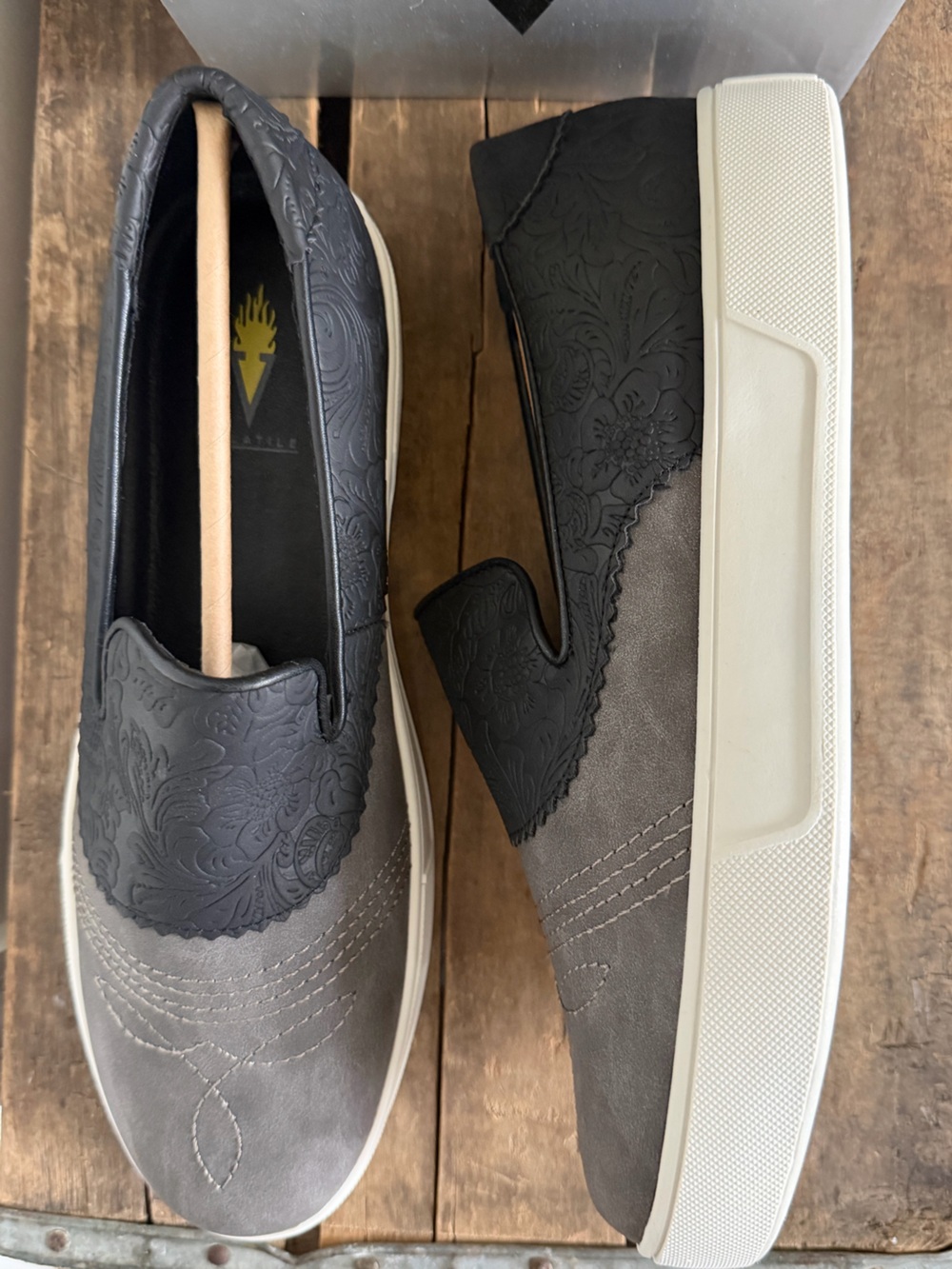 💛👟 NIB Volatile Women’s Rosecrans Slip-On Black & Gray Embroidered Shoes SZ 11